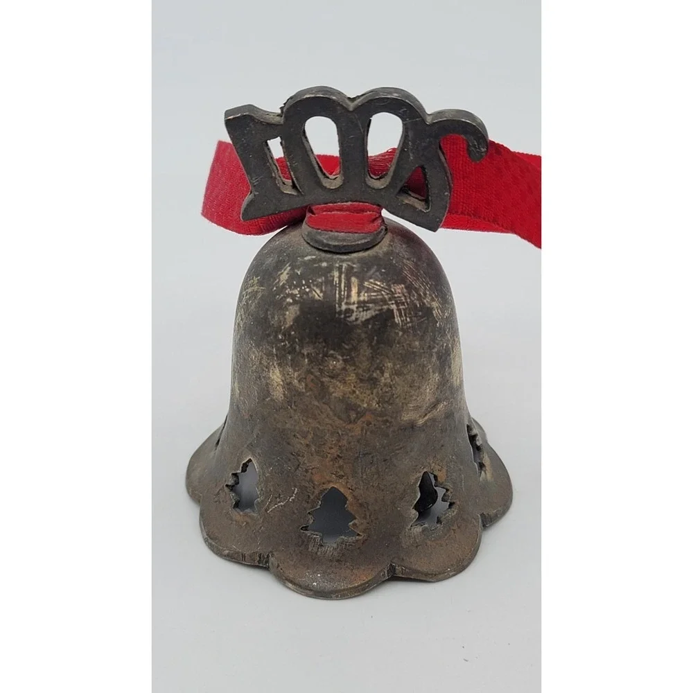 2001 International Silver Co.‎ Silver Plated Engraved Christmas Bell